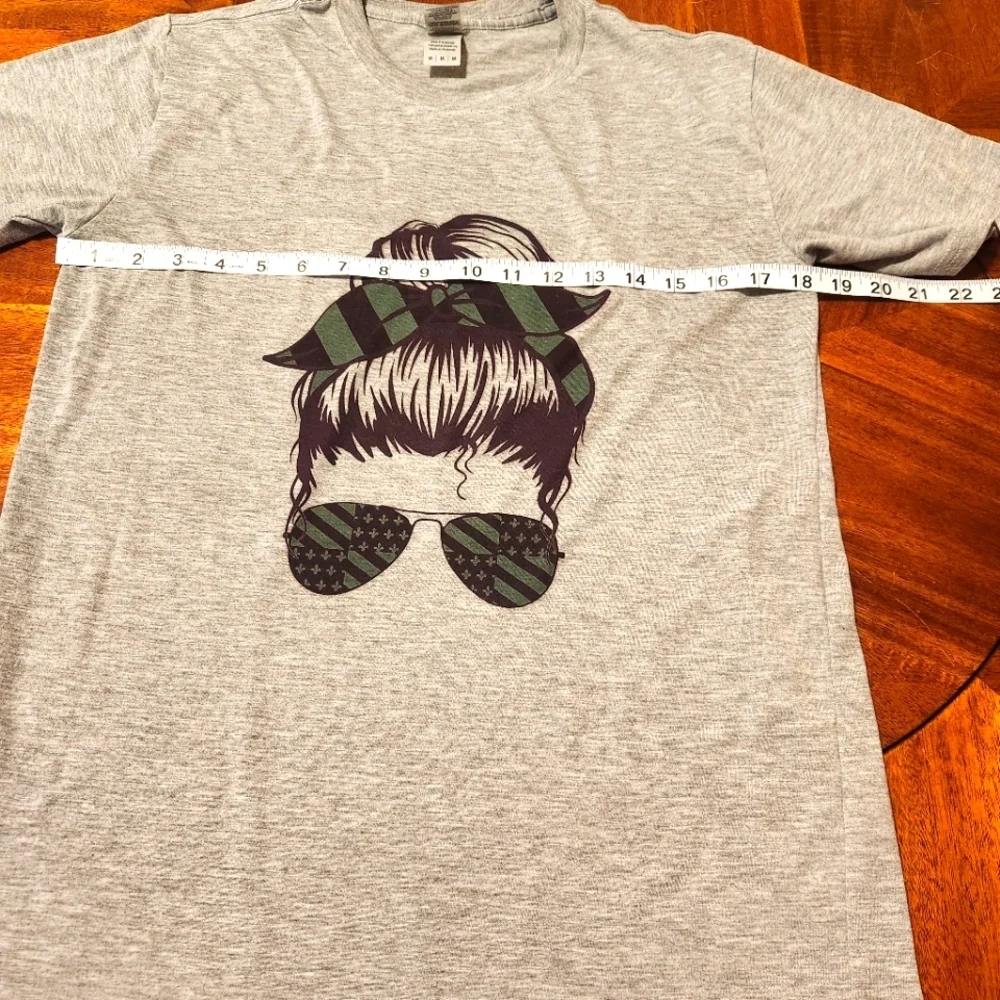 Messy Bun Fleur-De-Lis Gray Green Black Top - Picture 4 of 6